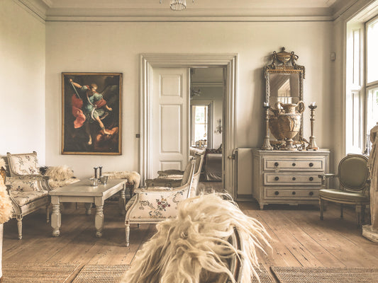 Antique Bedroom Decor: Creating Timeless Charm with Vintage Elegance