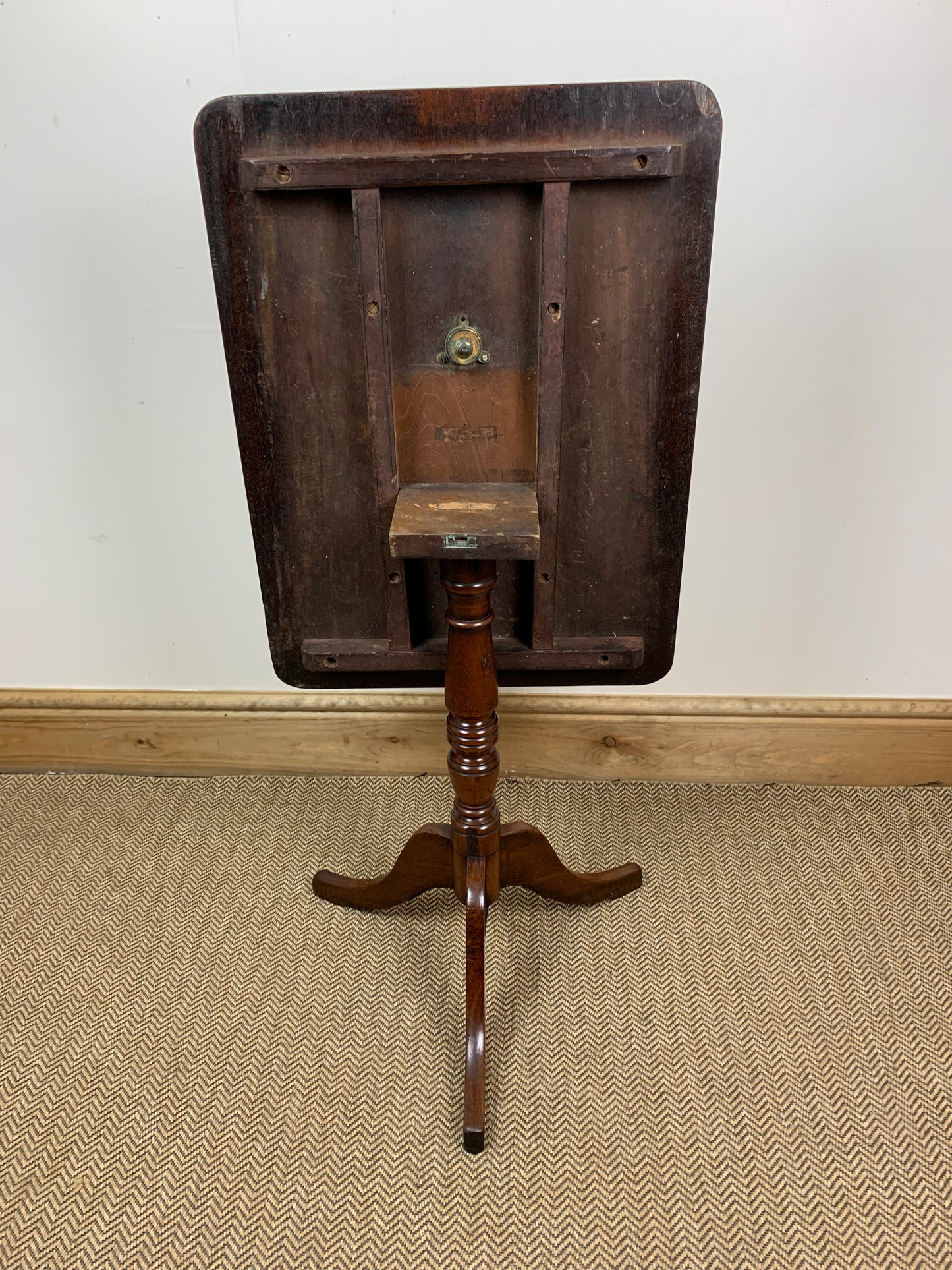 Georgian mahogany tilt-top table
