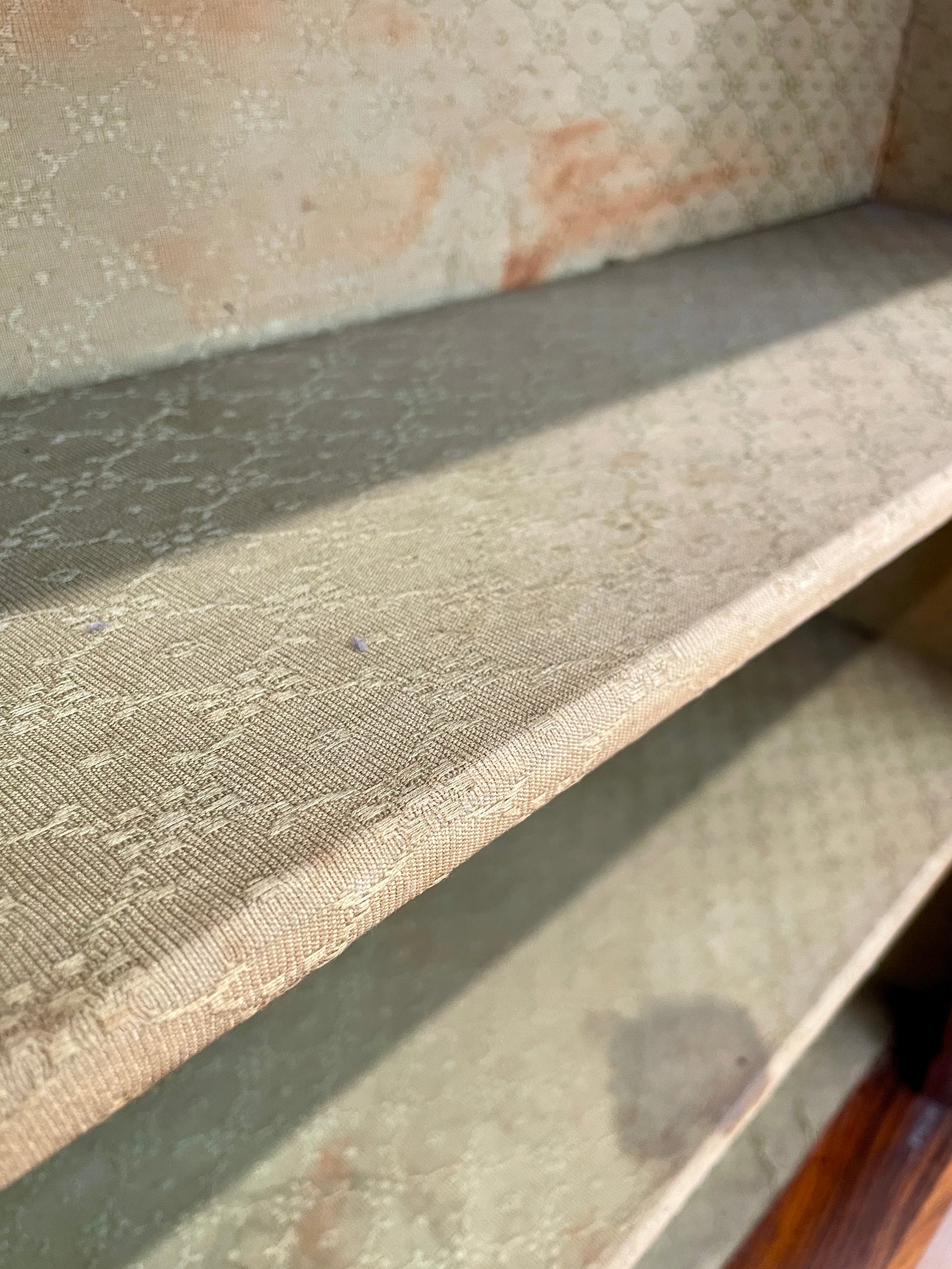 Textured fabric surface with a pattern