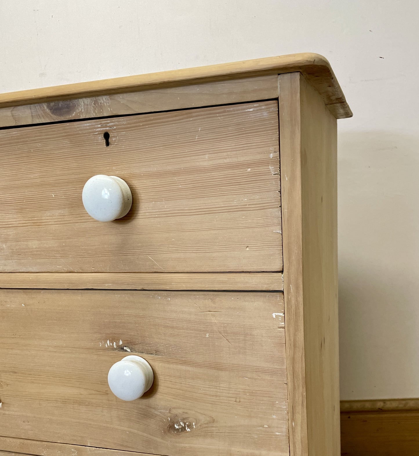 farmhouse-pine-chest-of-drawers-with-ivory-handles
