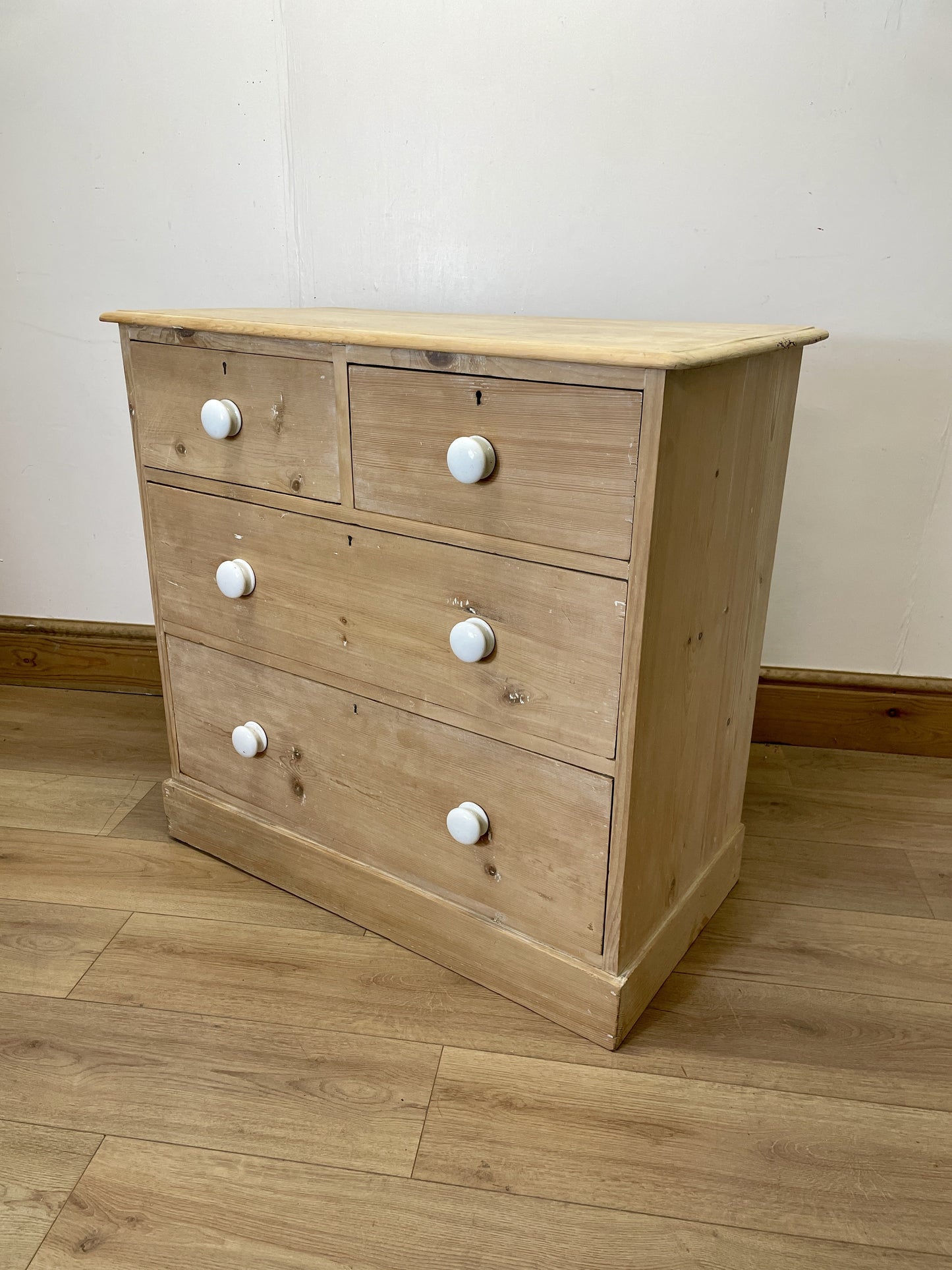 farmhouse-pine-chest-of-drawers-with-ivory-handles