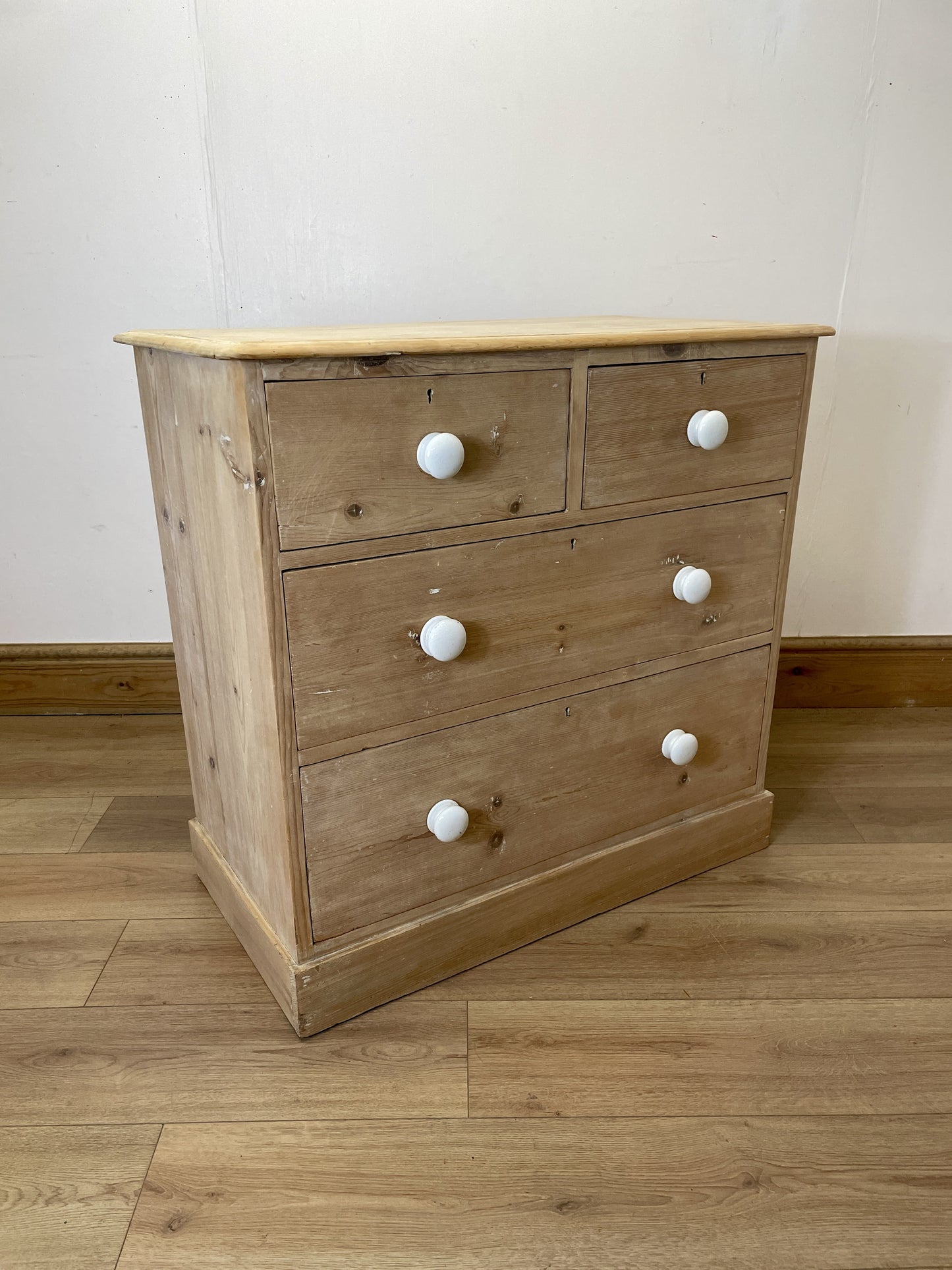 farmhouse-pine-chest-of-drawers-with-ivory-handles