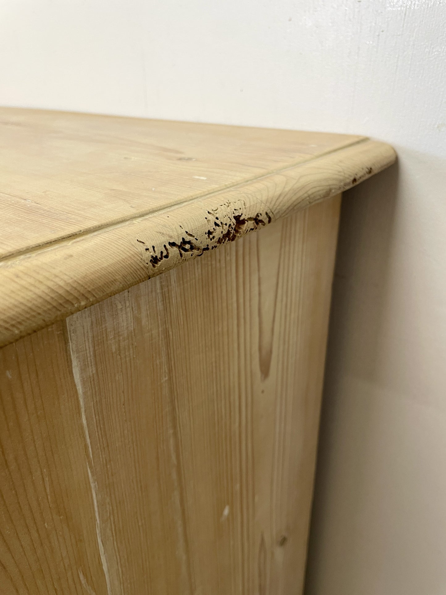 farmhouse-pine-chest-of-drawers-with-ivory-handles