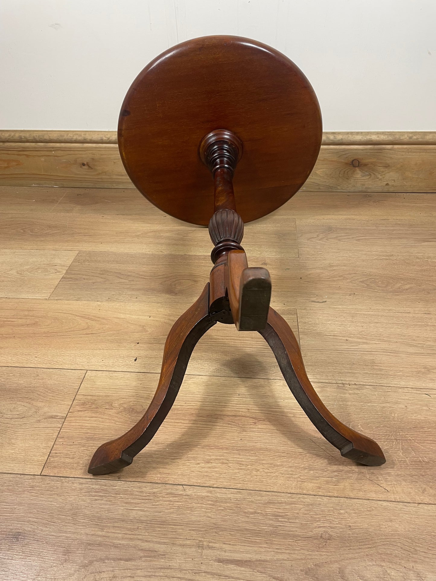 Edwardian mahogany dish-top wine table