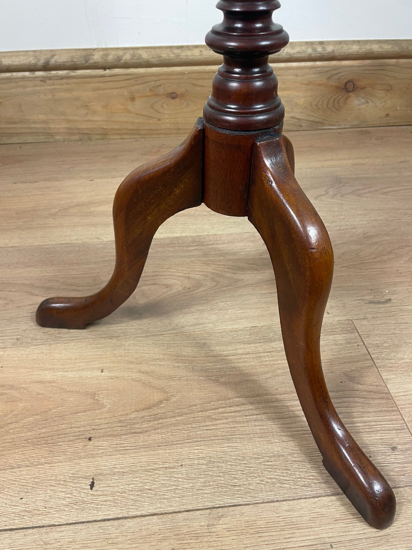 Edwardian mahogany dish-top wine table