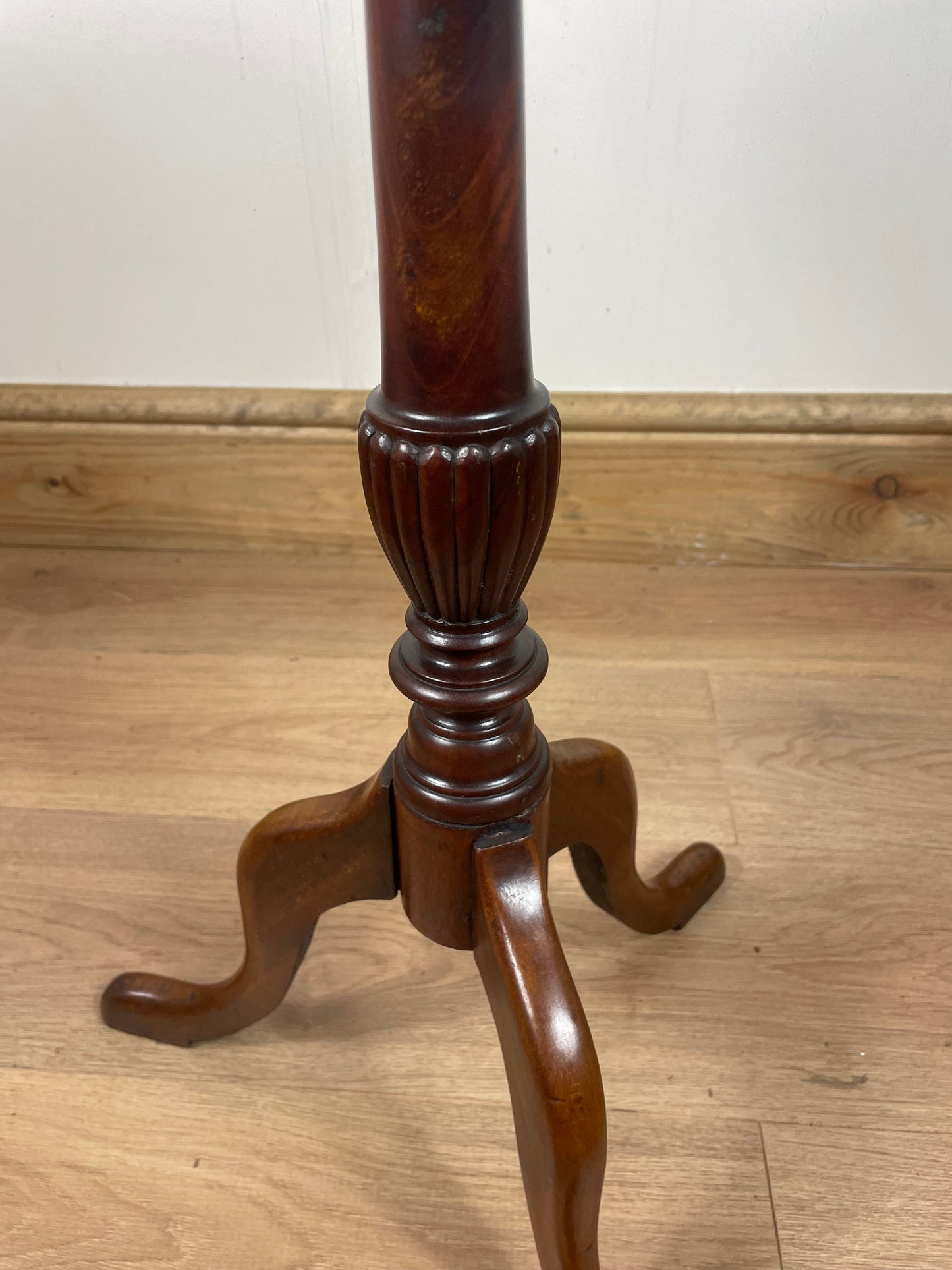 Edwardian mahogany dish-top wine table