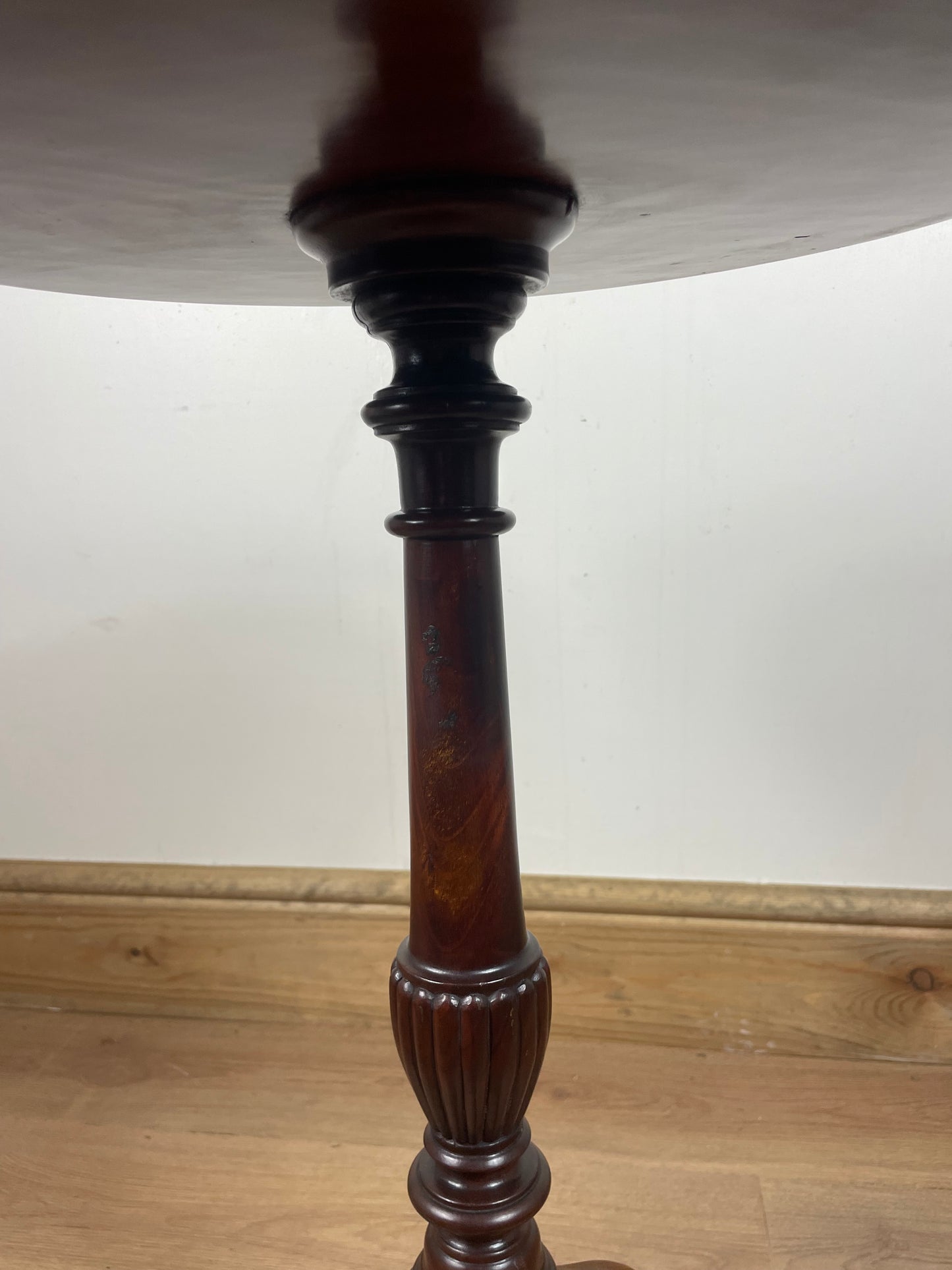 Edwardian mahogany dish-top wine table