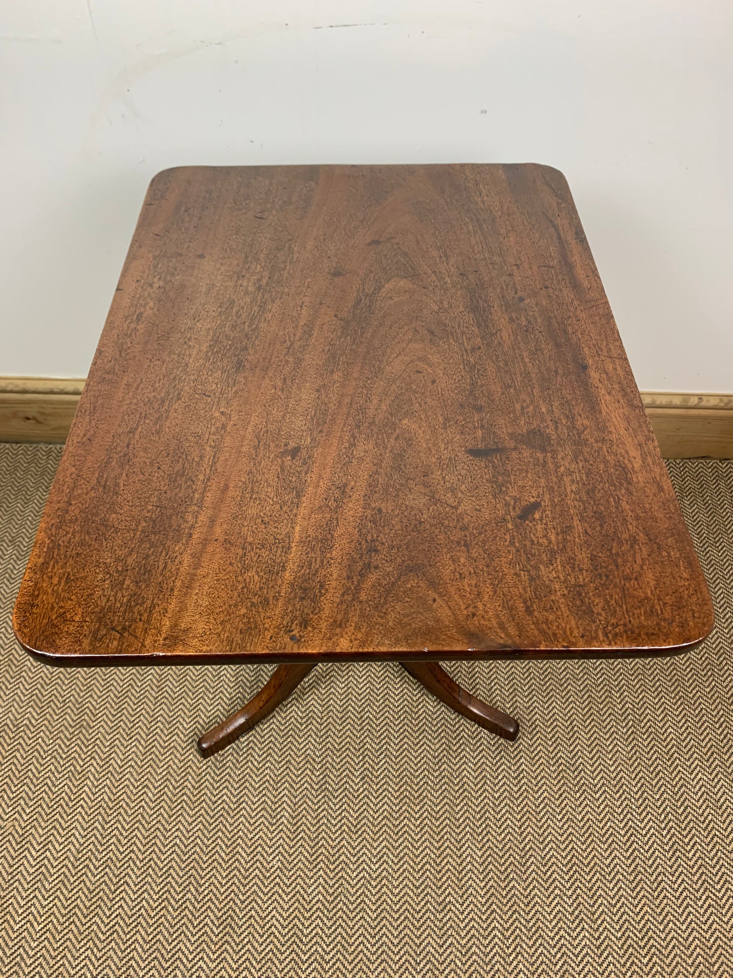 Georgian mahogany tilt-top table