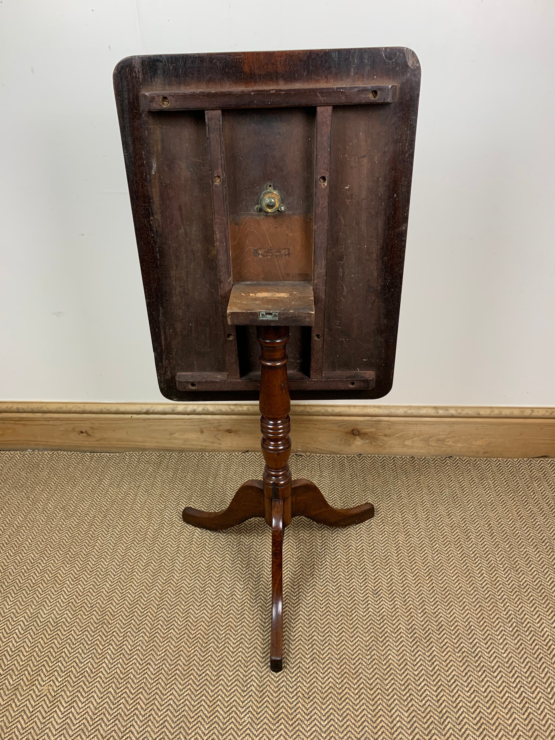 Georgian mahogany tilt-top table
