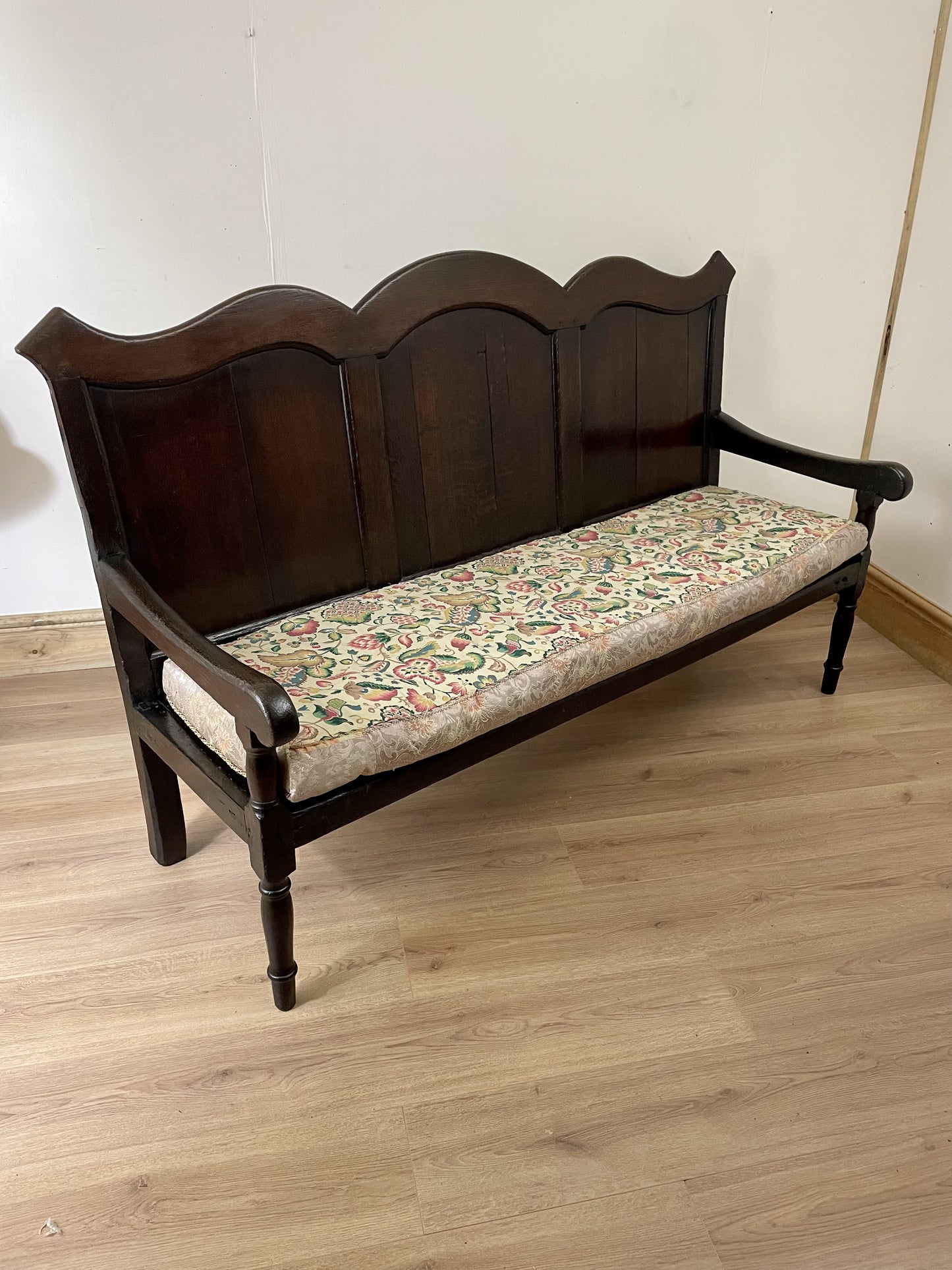 18th Century Oak Bench – Perfect Blend of History and Elegance