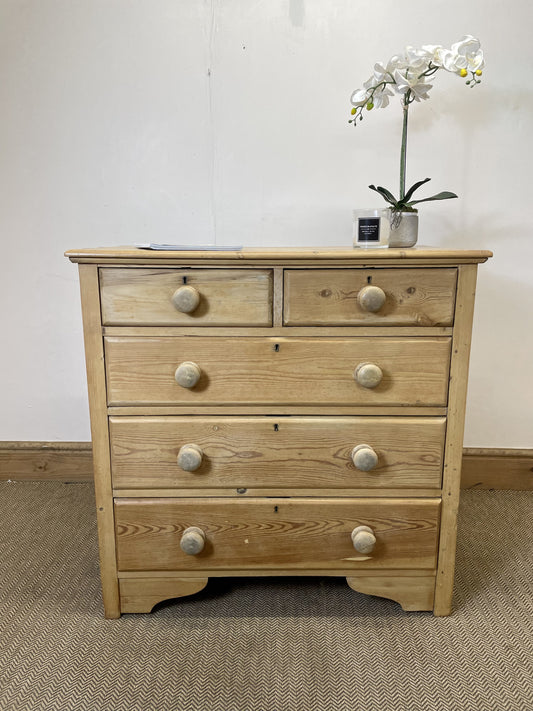 Vintage Pine Chest of Drawers: An Antique Blend of Style and Functionality