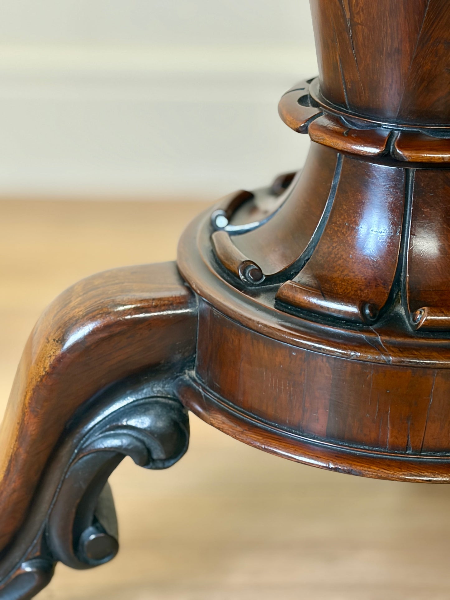 Antique Victorian rosewood breakfast table with tilt top on castors