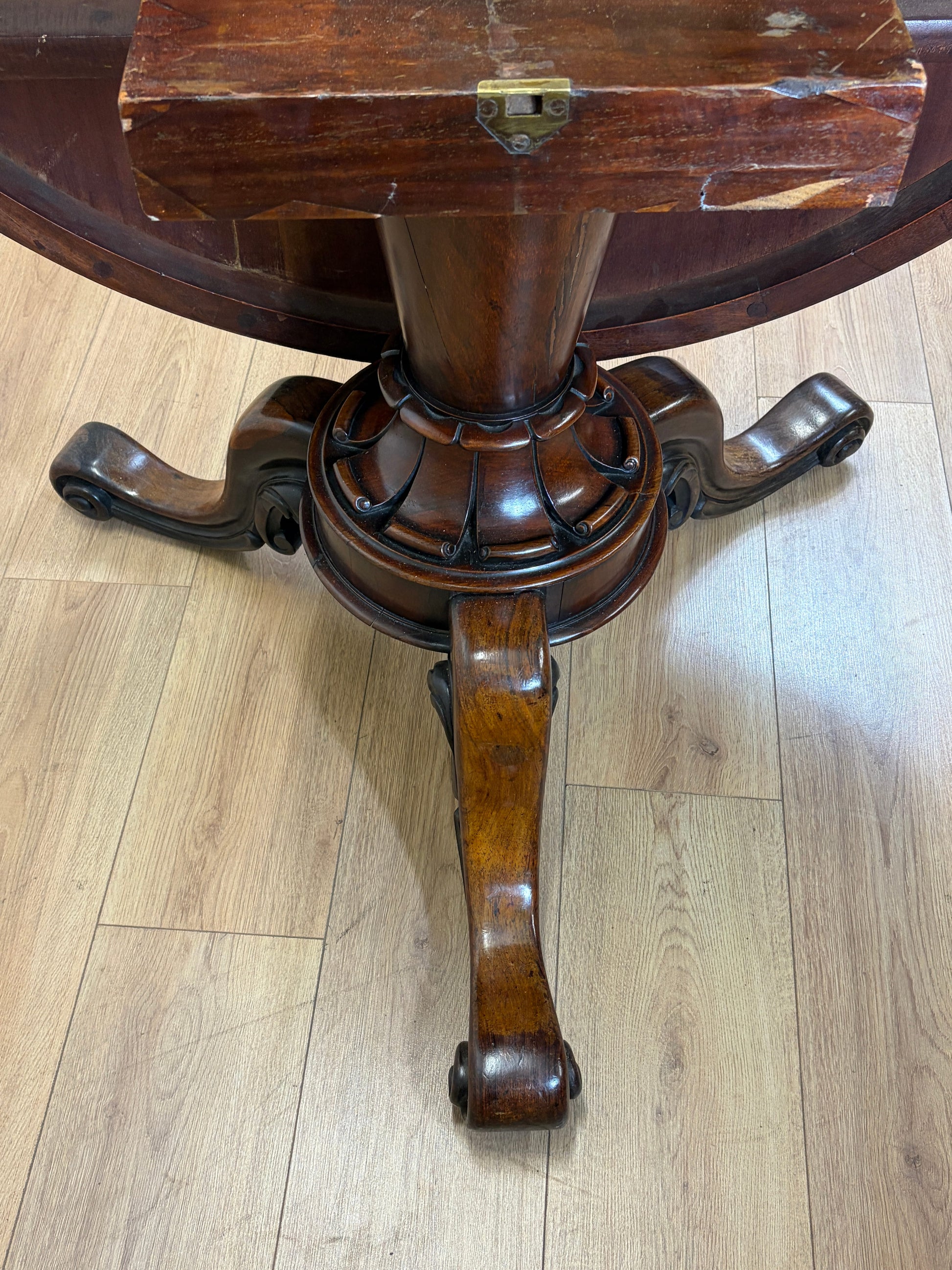 Antique Victorian rosewood breakfast table with tilt top on castors