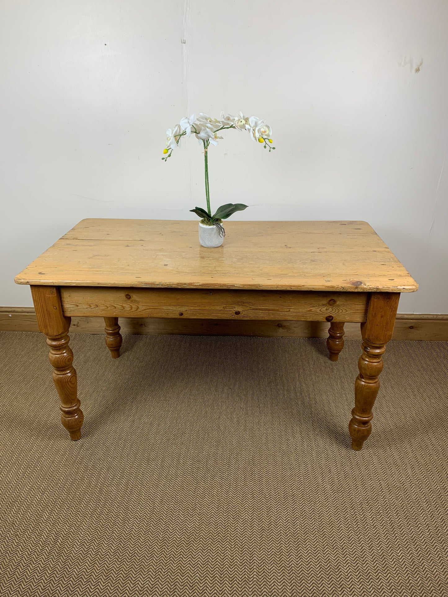 Victorian Pine Table - Vintage Elegance for Your Home