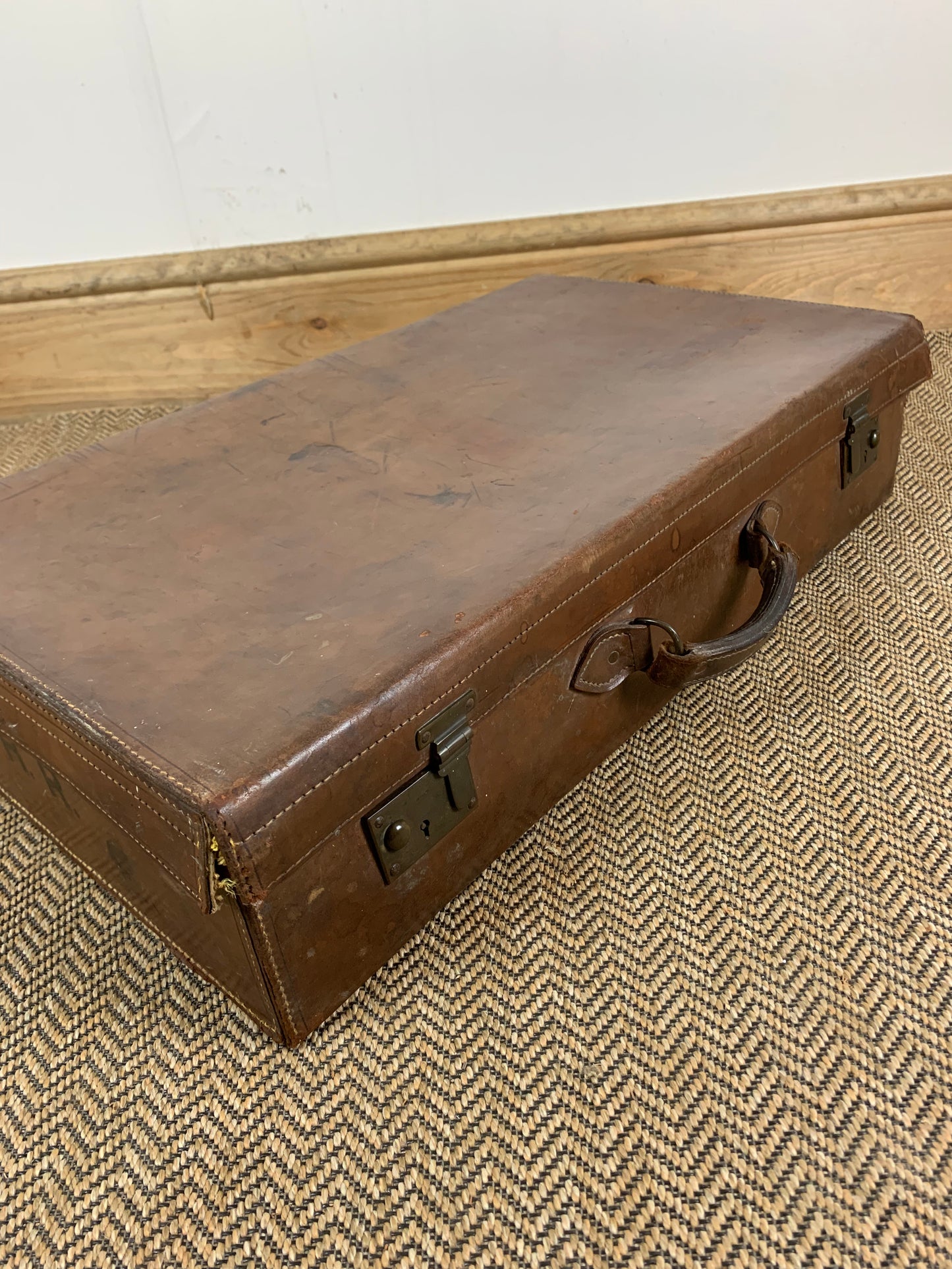 Timeless Elegance: Vintage Leather Finnigans Suitcase