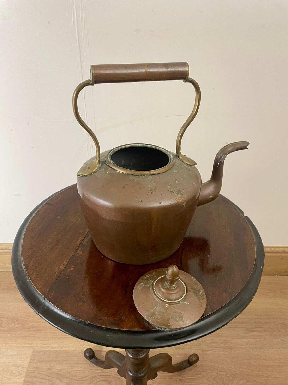 18th Century Antique Copper Kettle – A Historical Masterpiece for Your Home